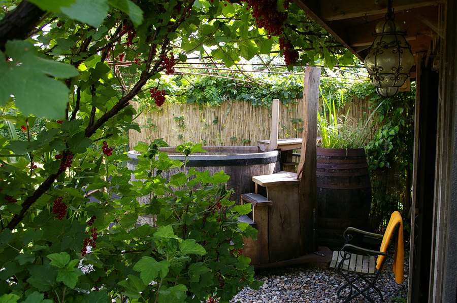 Holztreppe für ein Badefass